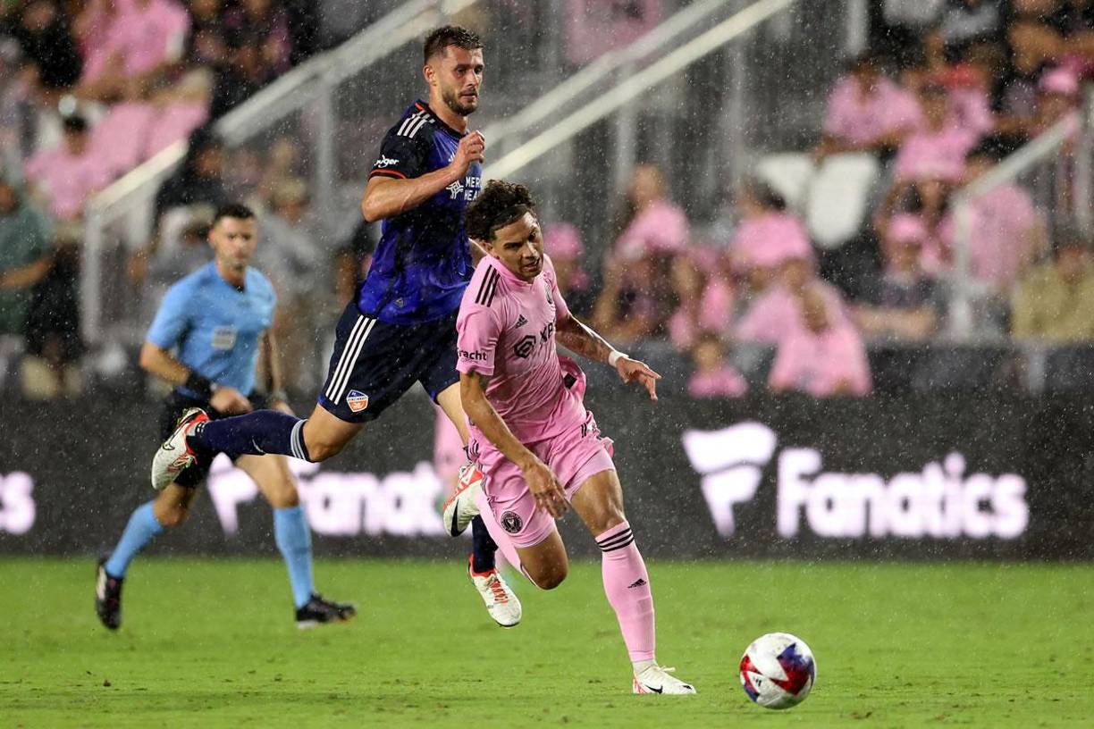 David Ruiz conduciendo el balón ante la marca del defensa estadounidense Matt Miazga.