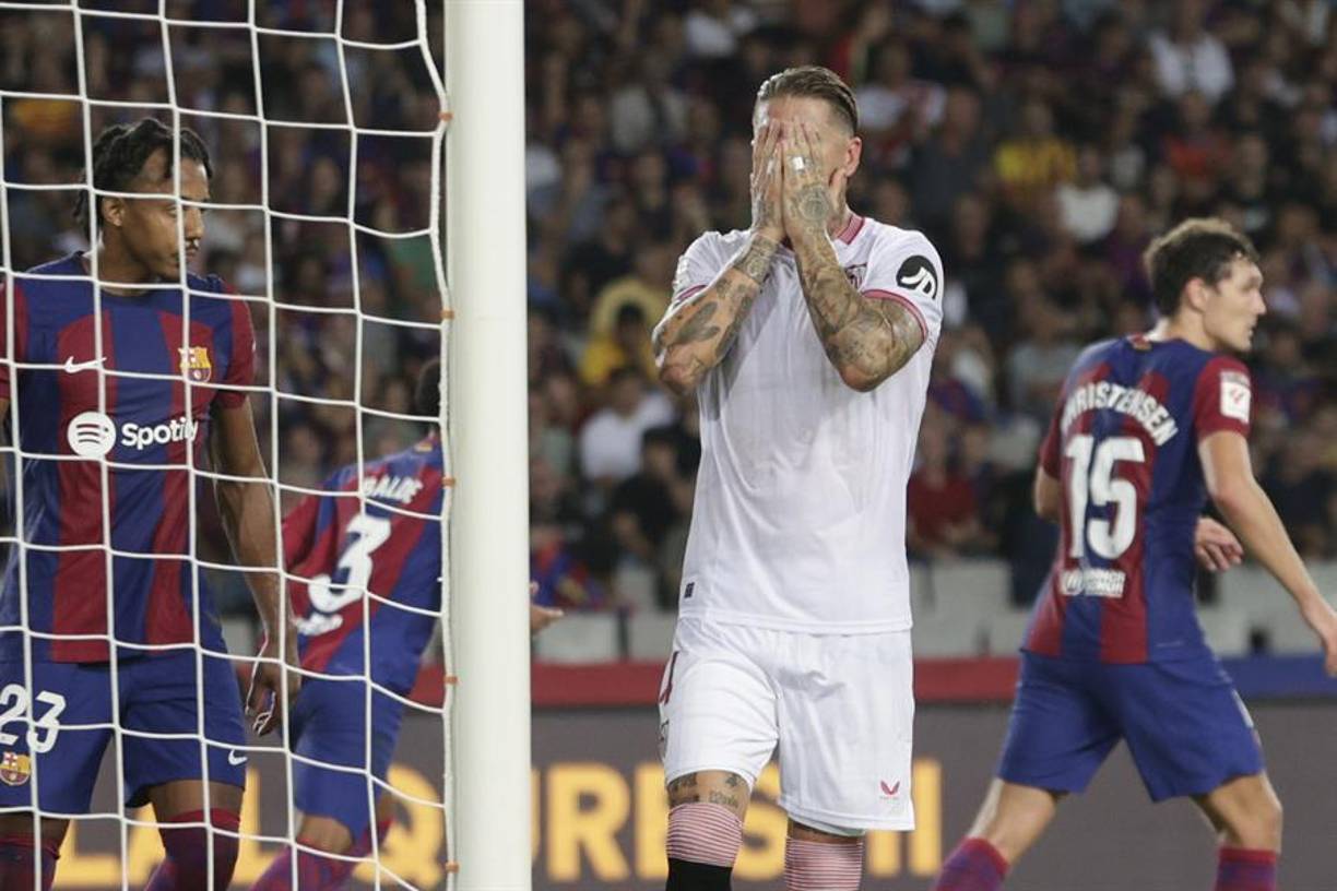 El conjunto catalán tuvo las mejores ocasiones pero su victoria llegó con un autogol de Sergio Ramos (76), que permitió al Barça dormir como líder liguero.