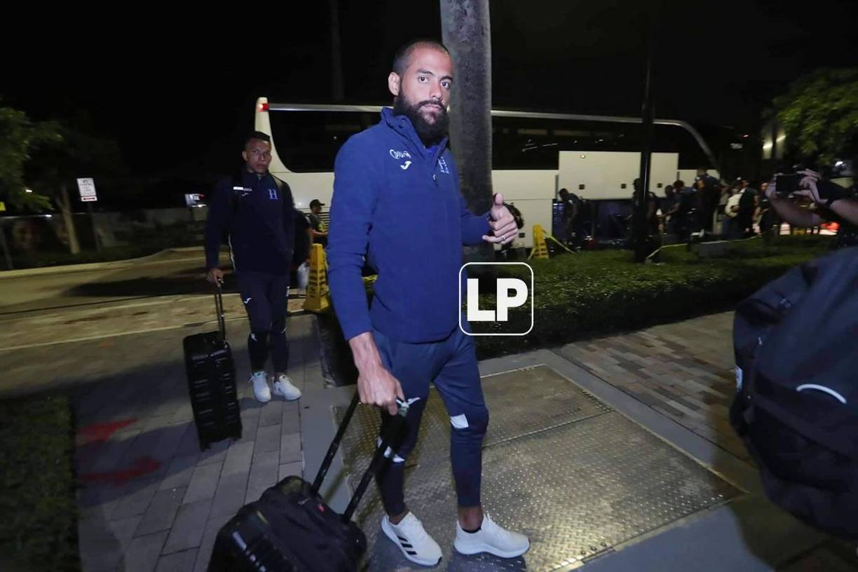 El portero Edrick Menjívar saludando al lente de Diario La Prensa.
