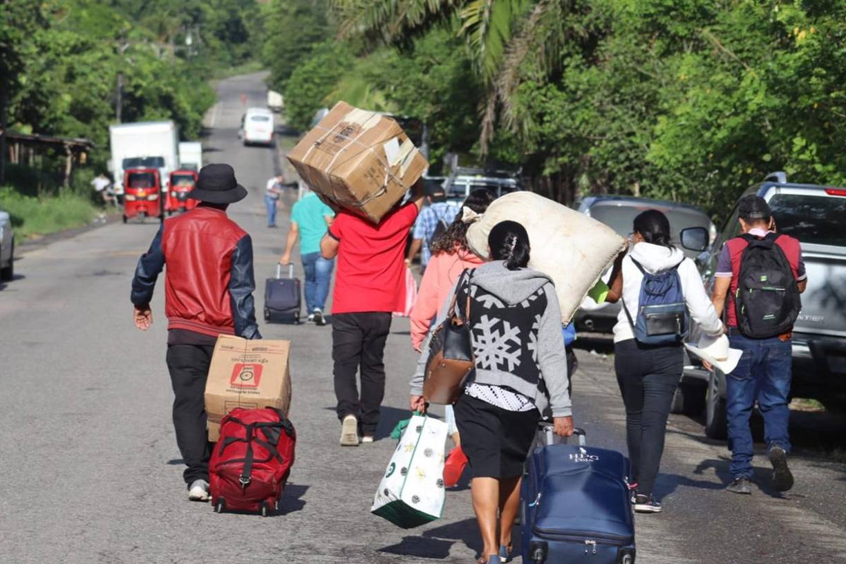 Cientos de ciudadanos que trasladaban en transporte público tuvieron que caminar para llegar a su destino. 