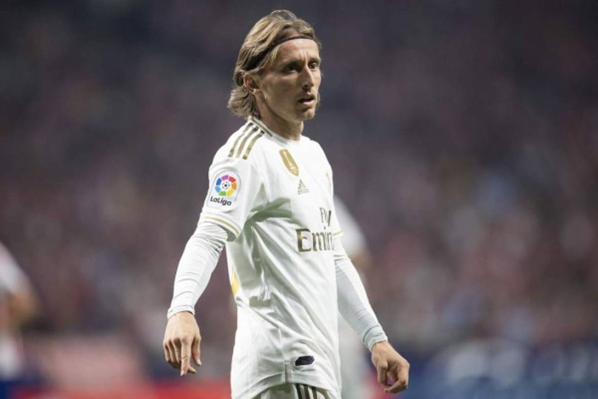 El centrocampista croata Luka Modric ha confirmado que esta temporada no va a marcharse del Real Madrid bajo ningún concepto, de hecho, también ha abierto de par en par la puerta a una posible renovación con el conjunto merengue. '¿A quién no le gustaría retirarse en el Real Madrid?. Por mi parte sí que continuaría pero es una decisión que deberá tomar la dirección deportiva. El Madrid es mi casa. Sé que los centrocampistas rara vez se quedan aquí con mi edad pero lucharé en el campo para merecer seguir en el club', dijo en una entrevista concedida al diario croata 'Sportske Novosti'.