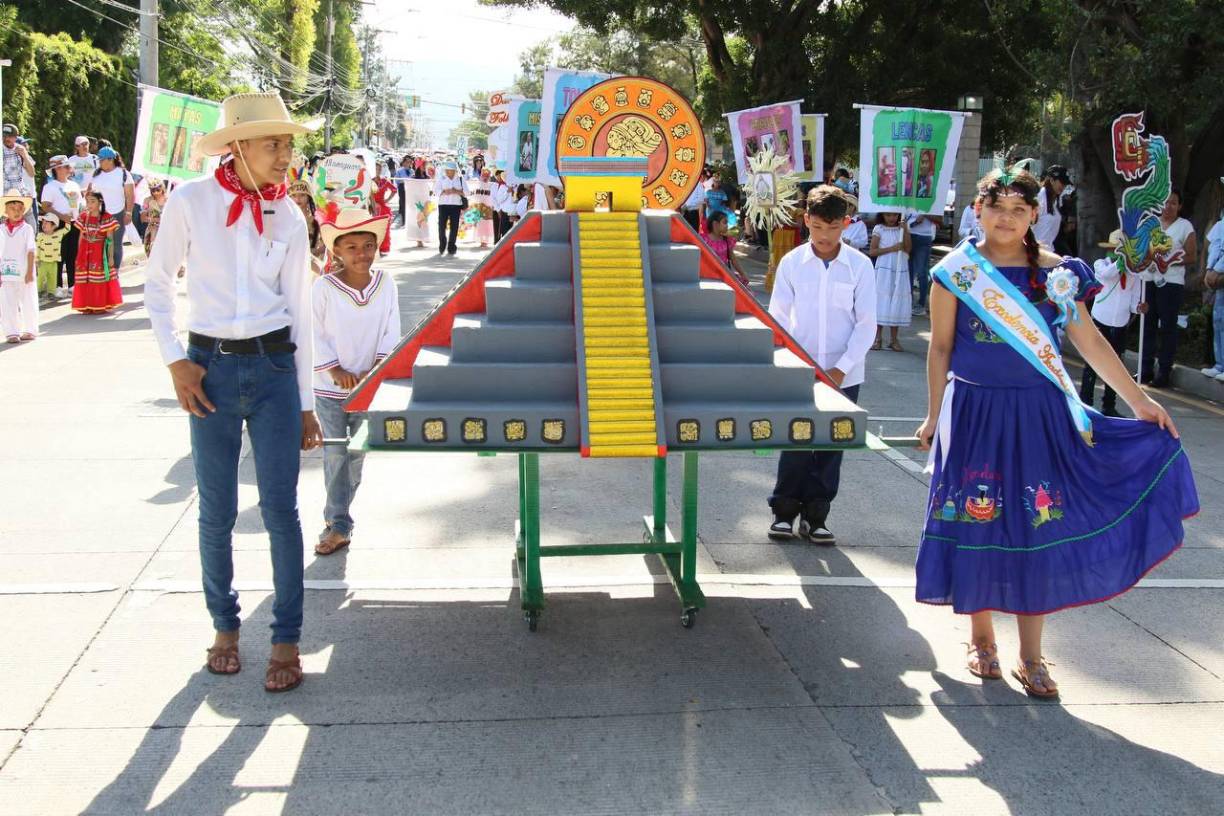 Además, participan escuelas del distrito 1, 5 y 10, los cuales iniciaron su recorrido desde la segunda entrada de la colonia Kennedy hasta la Plaza Miraflores, en el bulevar Centroamérica.