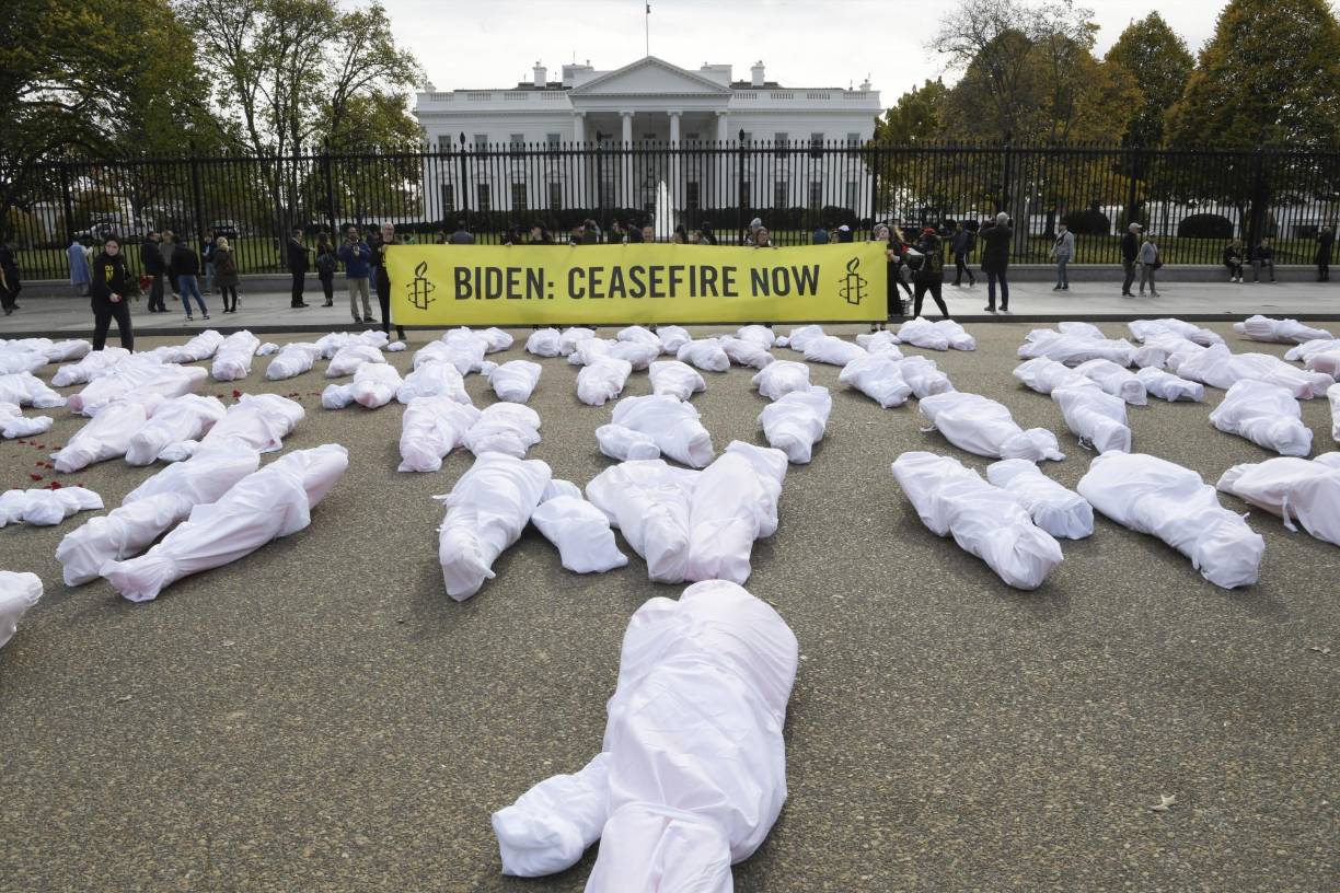 Decenas de falsos cadáveres envueltos en bolsas blancas fueron colocados este miércoles frente a la Casa Blanca para pedir a la Administración de Joe Biden que presione “urgentemente” para conseguir un alto el fuego en la guerra de Gaza.
