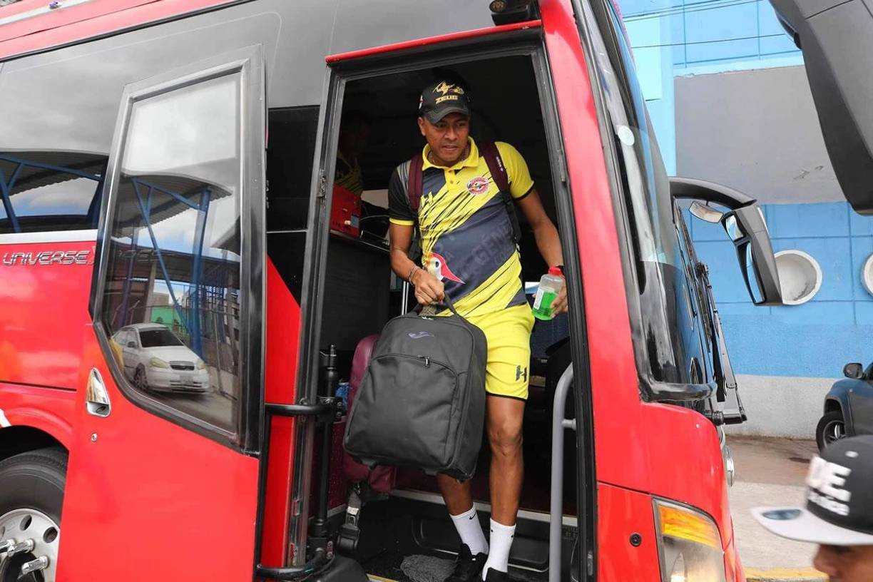 Así fue la llegada del plantel del Génesis al estadio Nacional Chelato Uclés dos horas y media antes del partido.
