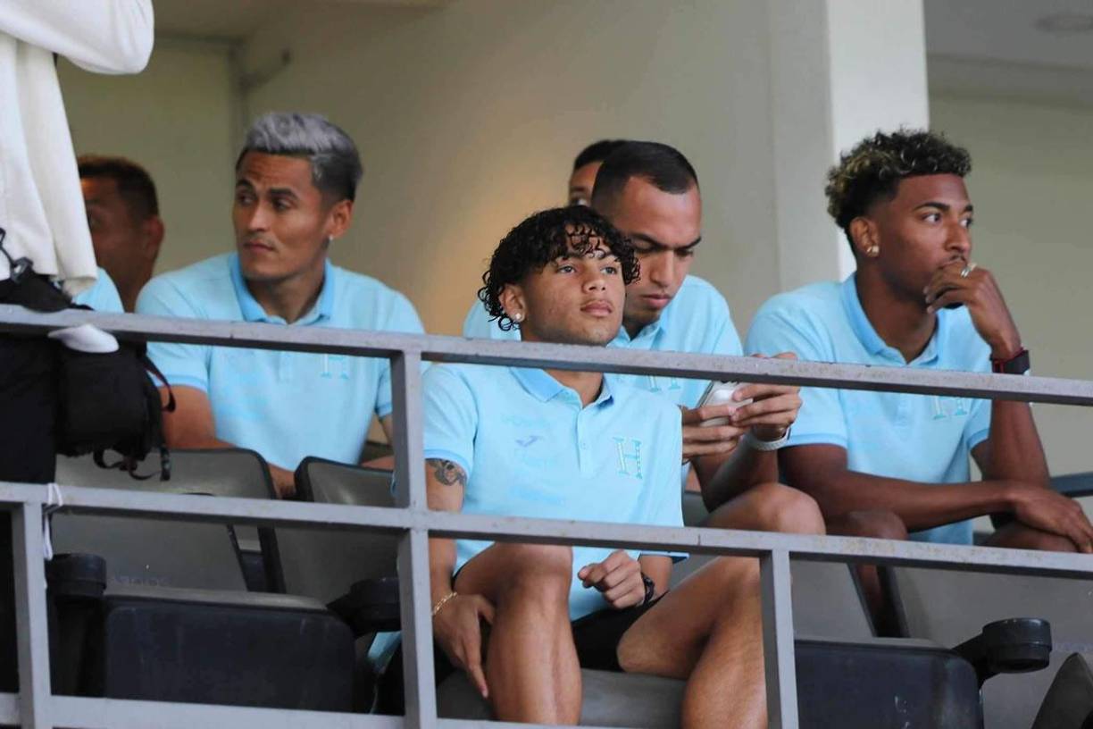 Los jugadores de la Selección de Honduras no se perdieron el Clásico Olimpia-Marathón.