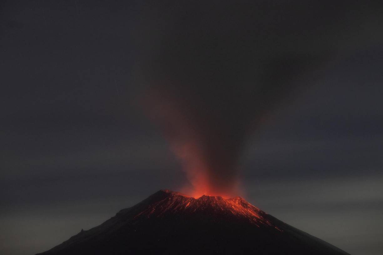 Decenas de albergues ya fueron habilitados en la zona cercana al <b>volcán</b>, que desde la noche del pasado viernes incrementó su actividad con exhalaciones y explosiones moderadas, acompañadas de emisión de ceniza y fragmentos incandescentes en las cercanías del <b>cráter</b>. 