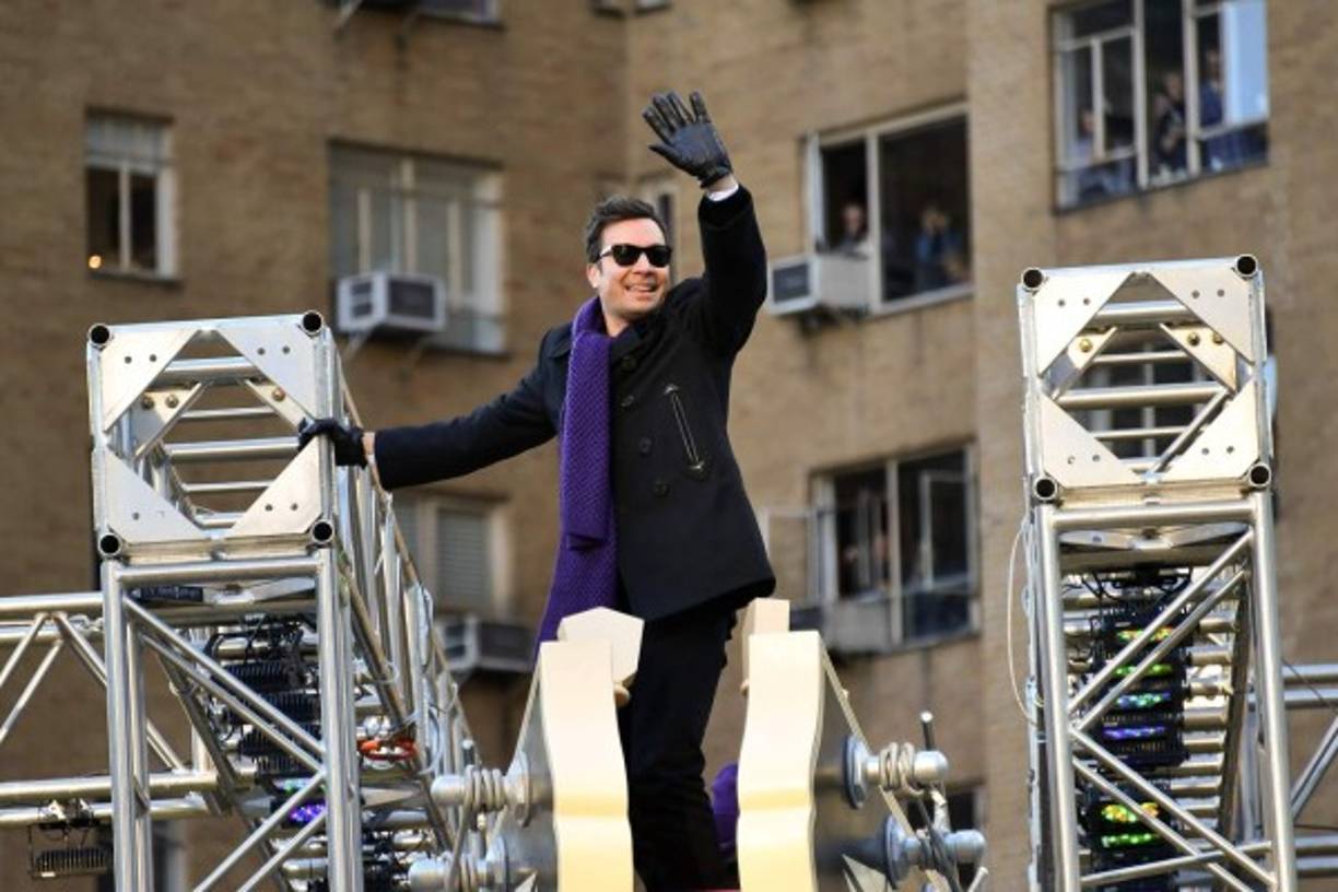 El comediante Jimmy Fallon fue una de las celebridades que desfiló esta mañana.