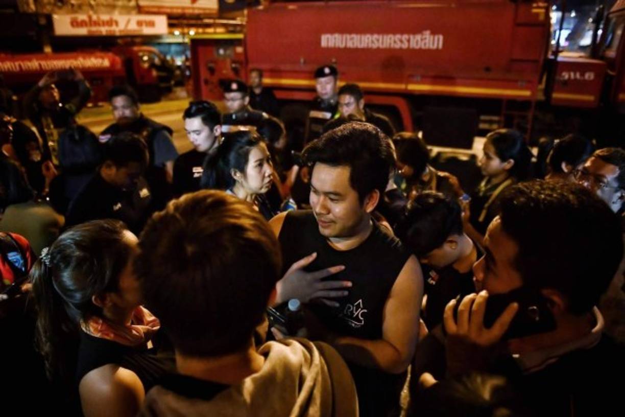 Varias ráfagas de fuego resonaron desde el interior del centro comercial tailandés donde se atrincheró el soldado, sin que se conozca el número de personas atrapadas. AFP