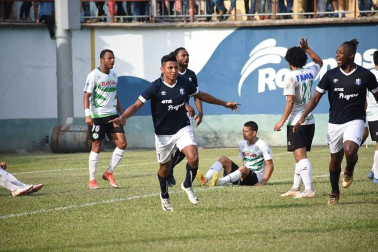 Frelys López corre a celebrar su golazo contra el Juticalpa FC.