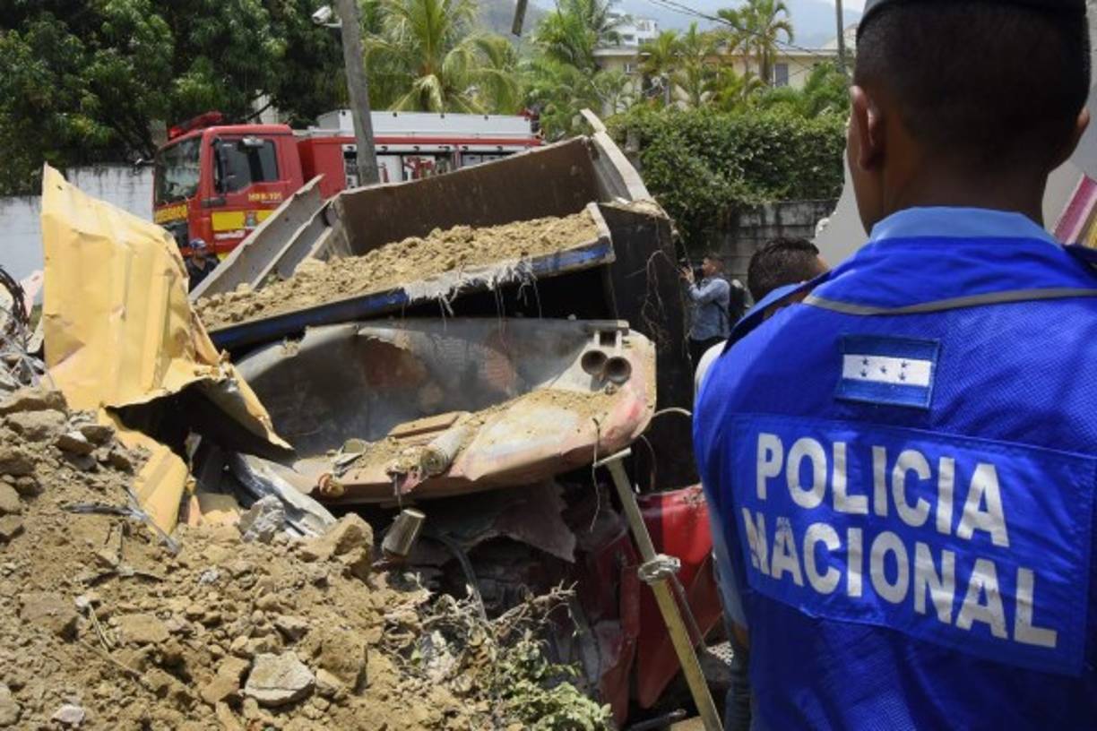 El conductor de la volqueta quedó atrapado dentro de la cabina que quedó destrozada.