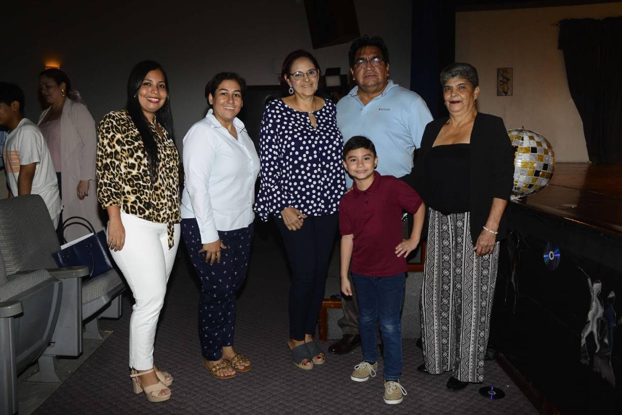 Alejandra Lara, Catherine Torres, Lilian de Tábora, Daniel Tábora, Sonia Céspedes y Andrés Solera