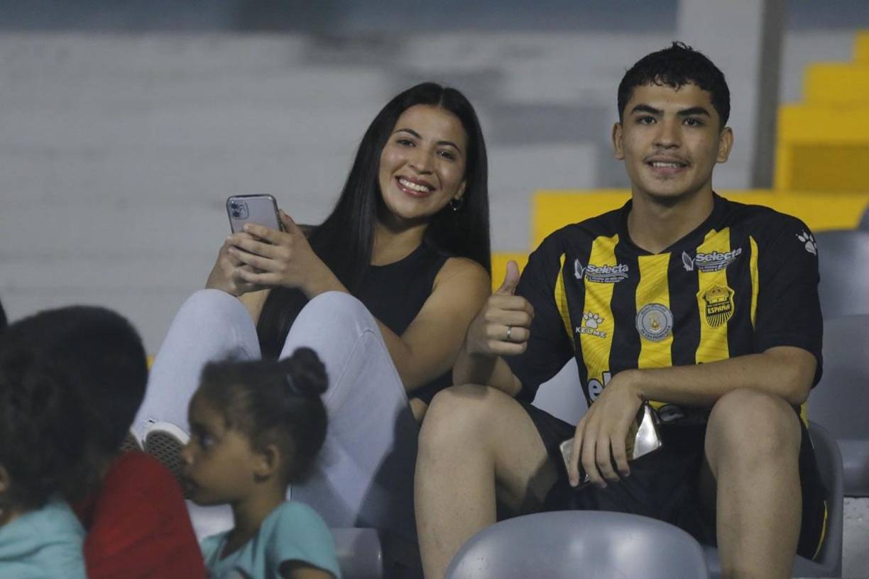 Este hincha aurinegro llegó bien acompañado al estadio con esta hermosa chica.