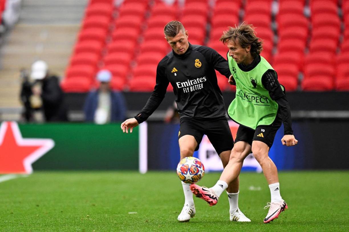 Toni Kroos y Luka Modric disputando un balón en el colectivo que jugaron en Wembley.