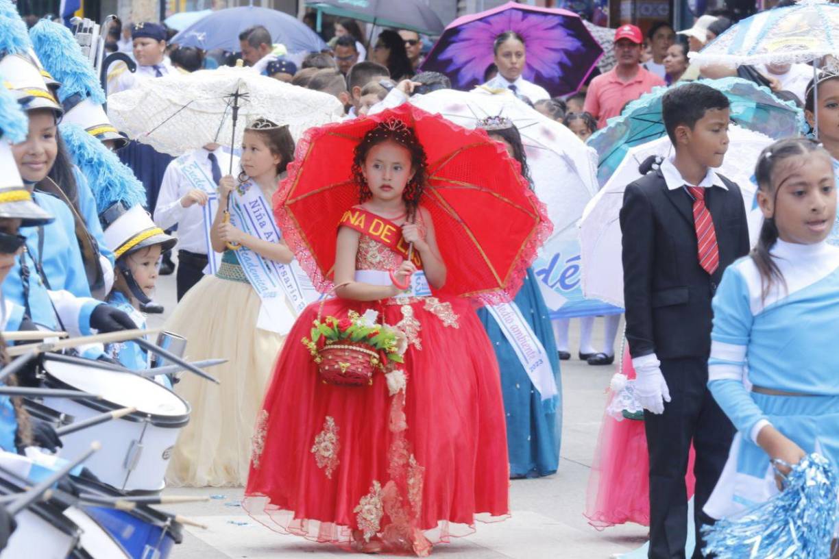 Las reinas infantiles de la escuela Micheletti.