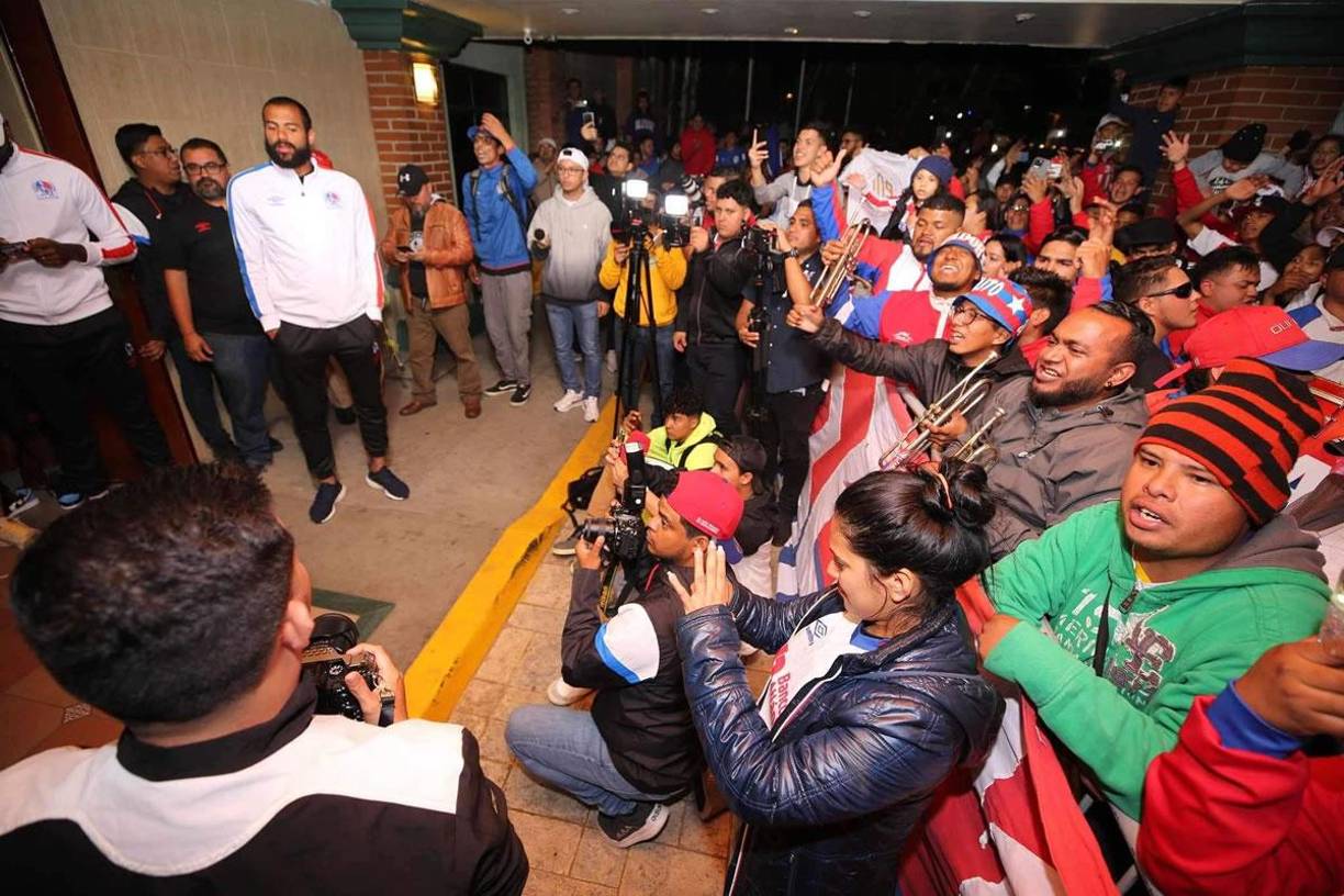 El hotel de concentración del Olimpia vibró con el banderazo de los aficionados merengues.