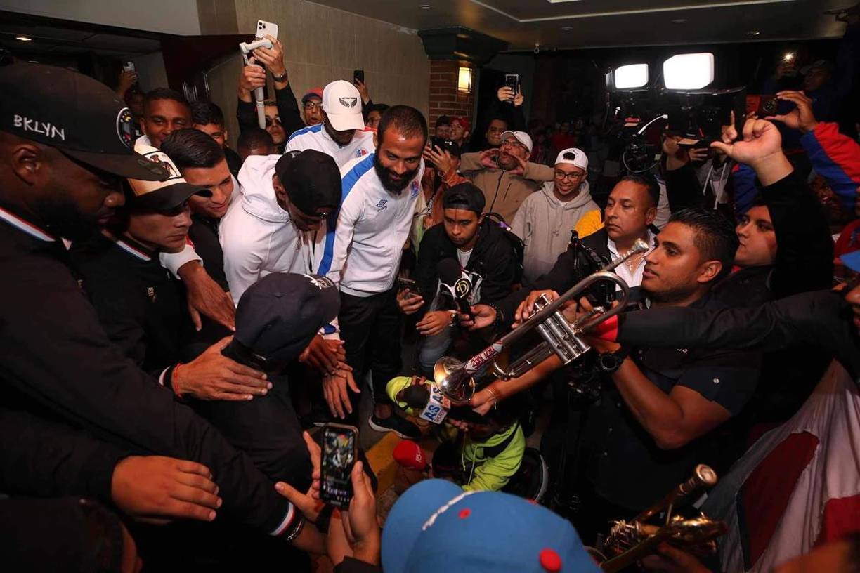 Jerry Bengtson, Yustin Arboleda y Edrick Menjívar comandaron el grito junto a la prensa deportiva que captó el intenso momento en el hotel de concentración del león.