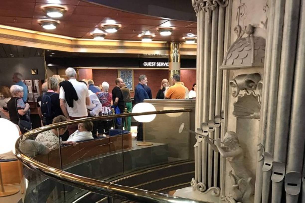 Todo comenzó el pasado 7 de marzo, cuando el Zaandam, de la naviera Holland America, partió desde el puerto de Buenos Aires con 1,243 pasajeros y 586 tripulantes para realizar una travesía que incluía las islas Malvinas y el sur de Chile, por lo que estaba en el mar cuando el coronavirus comenzó a impactar con fuerza en el continente americano.