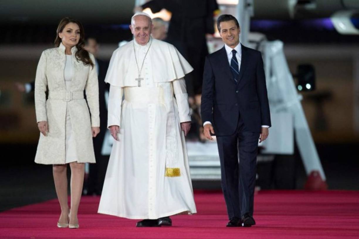 Rivera ha sido destacada por medios internacionales como una de las primeras damas más bellas.