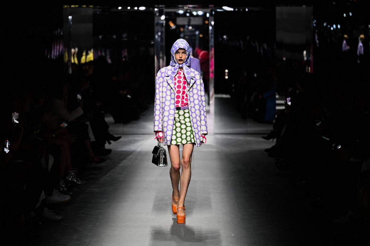 Una modelo presenta una creación para Benetton el 25 de febrero de 2023 durante las Colecciones de Mujer Otoño-Invierno 2023-2024 como parte de la Semana de la Moda de Milán. (Foto de Marco BERTORELLO / AFP)