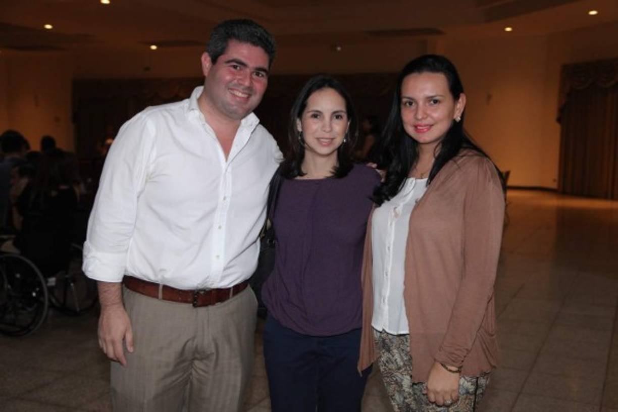 Eduardo y María José Torres con Reyna Paz.