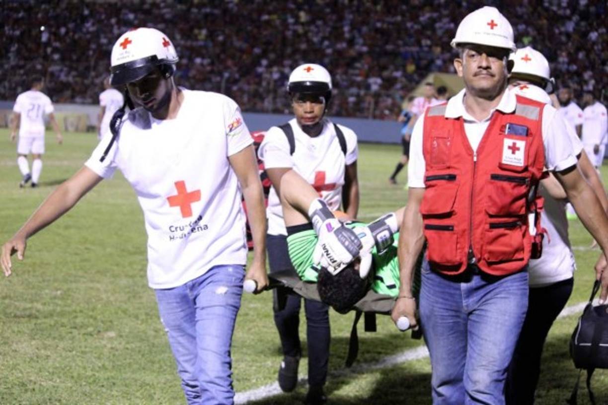 Harold Fonseca se fue en camilla del campo. Entró Edrick Menjívar.