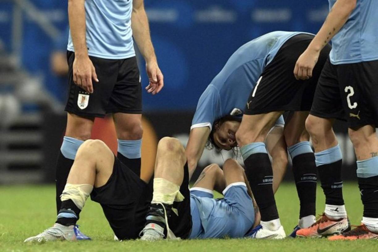 Edinson Cavani consolando a su compañero Luis Suárez.