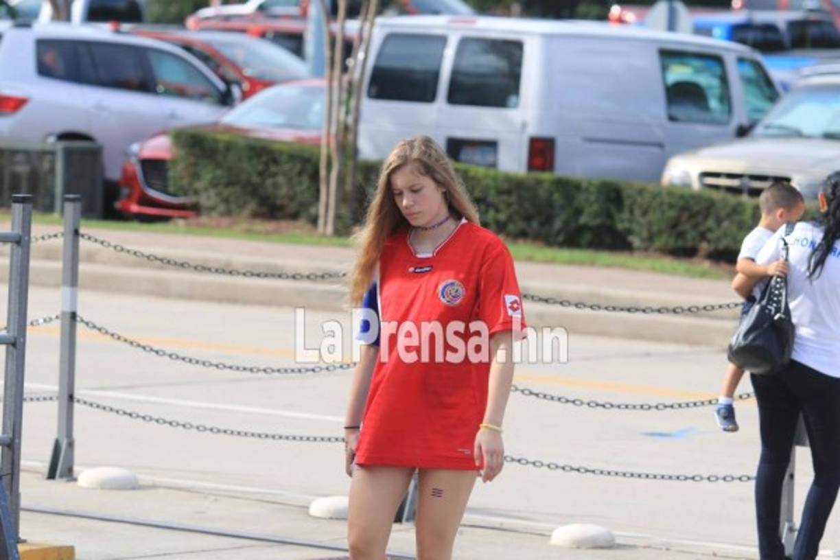 Esta hermosa tica ha robado suspiros por su sexy manera de apoyar a Costa Rica.