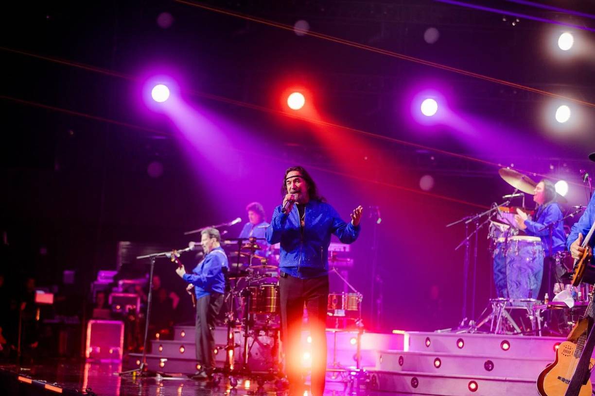 Marco Antonio Solís ha colaborado con muchos artistas famosos, tanto en su tiempo con Los Bukis como en su carrera solista, incluyendo a artistas como Enrique Iglesias y Marc Anthony.