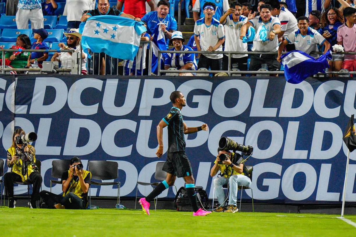 Jerry Bengtson corriendo a celebrar y al fondo los aficionados hondureños festejando.