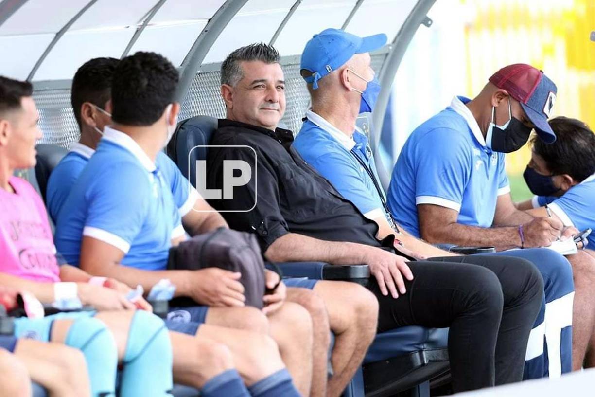 Diego Vázquez, sonriente en el banquillo del Motagua en el regreso al estadio Nacional.