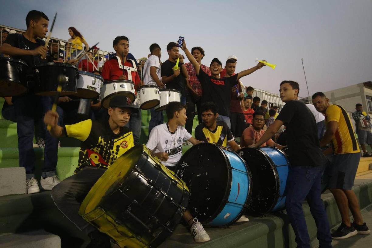 Un grupo de aficionados estuvo como barra del Génesis. 