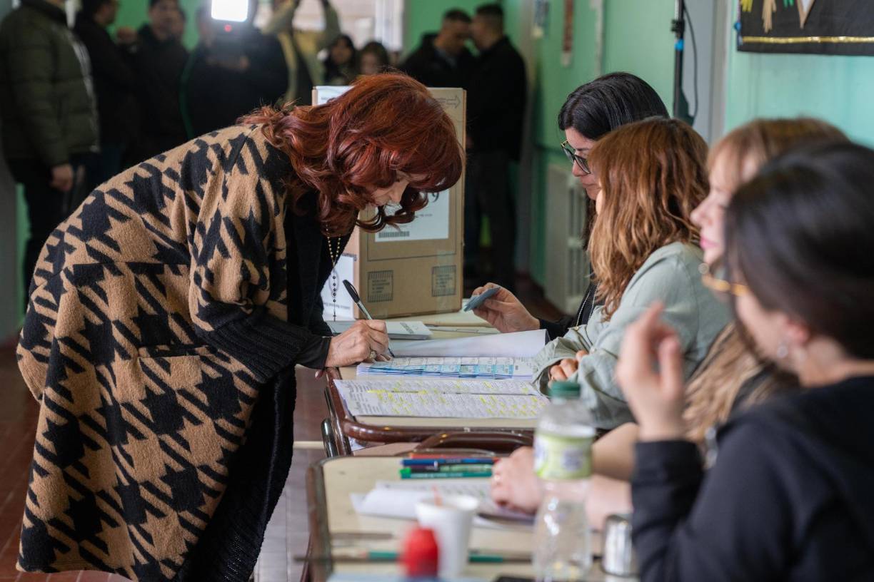 La vicepresidenta de Argentina, Cristina Fernández, emitiendo su voto en un centro de Río Gallegos hoy, en la provincia de Santa Cruz, sur de Argentina. 
