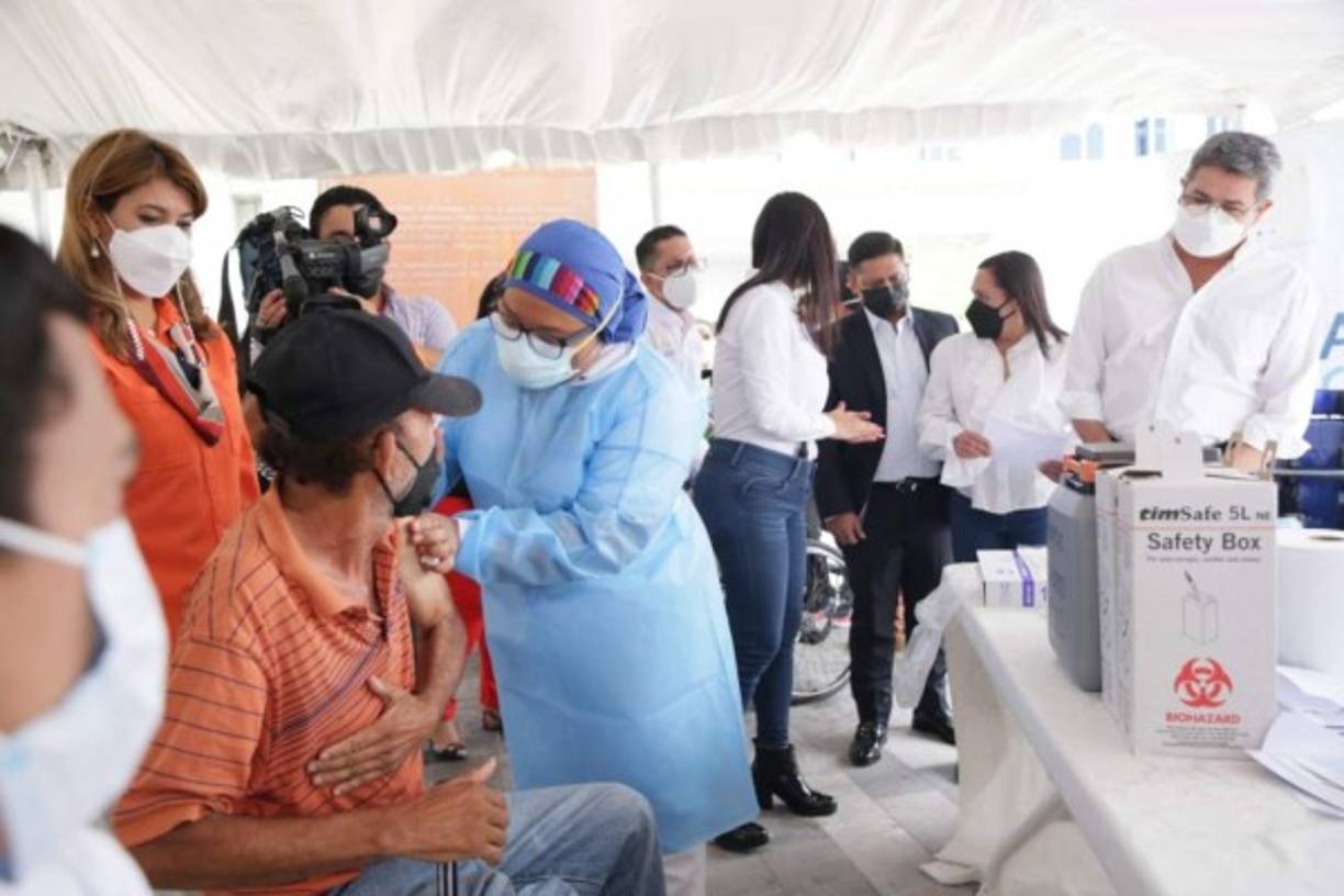 Honduras inició este lunes la quinta jornada de vacunación contra el covid-19 en diferentes ciudades del país con el objetivo de inmunizar a más de 600 mil hondureños.