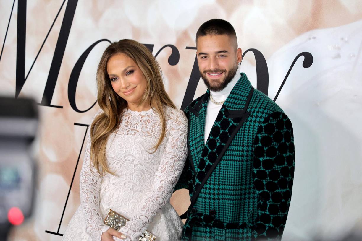 “Ella es una artista discográfica, tiene sus propios negocios, hace branding, había vivido su vida en el ojo público, tuvo algunos altibajos en una relación, cualquier cosa con la que me pudiera relacionar, obviamente quería poner eso en el película”, dijo López a “ET”. “Entonces, fue una buena metaexperiencia para mí”. En la imagen JLo aparece junto a su coprotagonista, el artista colombiano Maluma.