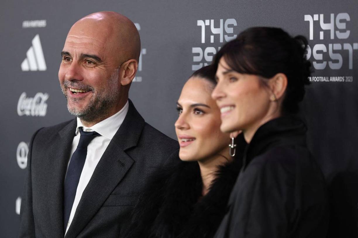 El entrenador del Manchester City, Pep Guardiola, ganador del premio The Best, llegó a la ceremonia con su familia.