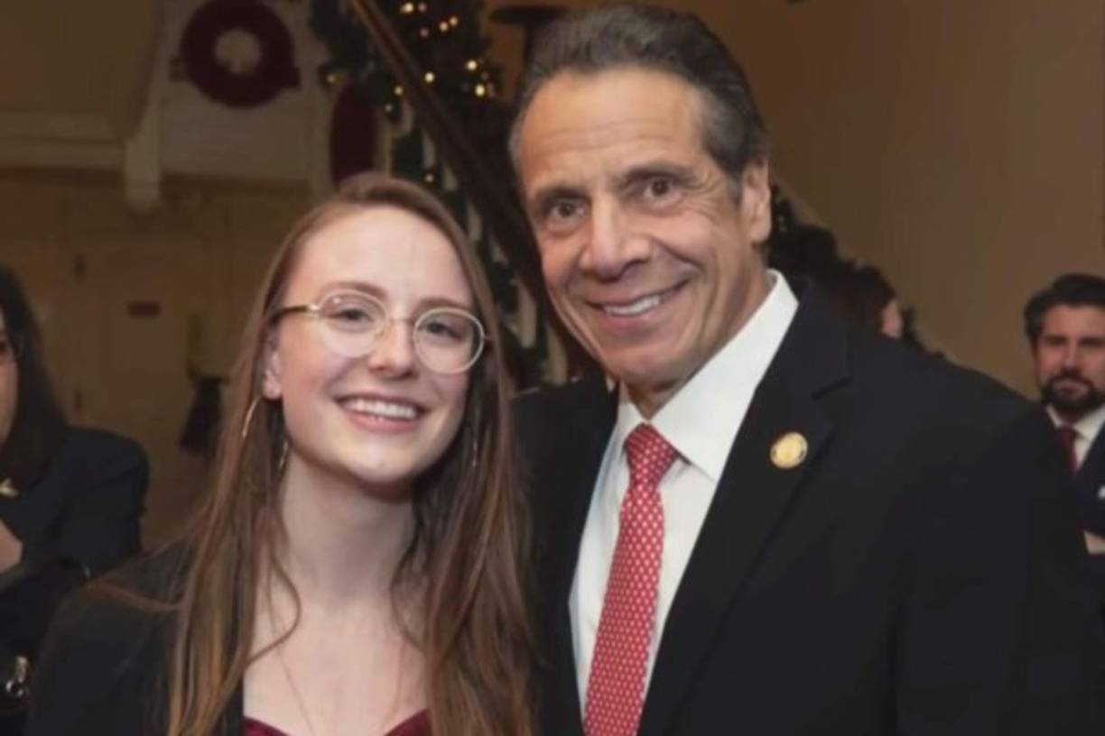 Bennett, de 25 años, afirmó que el supuesto acoso ocurrió a fines de la primavera pasada, durante el apogeo de la lucha contra el coronavirus en el estado.