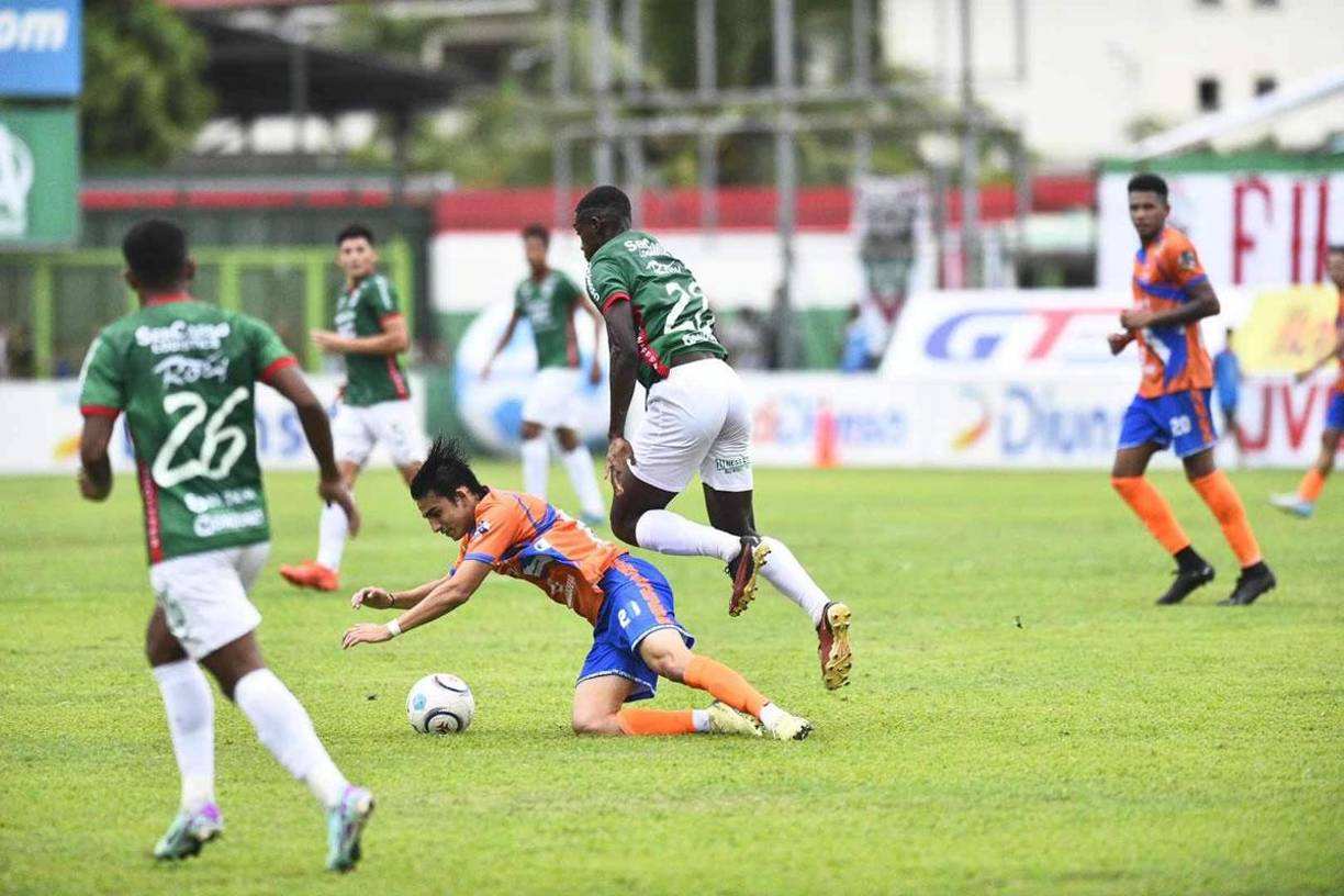 El joven jugador Carlos Estrada debutó en la Liga Nacional con la UPN y así lo recibió Derick Palacios, el sobrino de Wilson, Jerry y Milton.