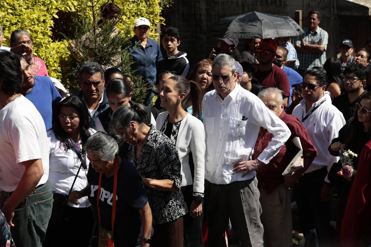 Sheinbaum hizo fila para votar en las elecciones generales mexicanas este domingo, en un colegio electoral en la Ciudad de México.
