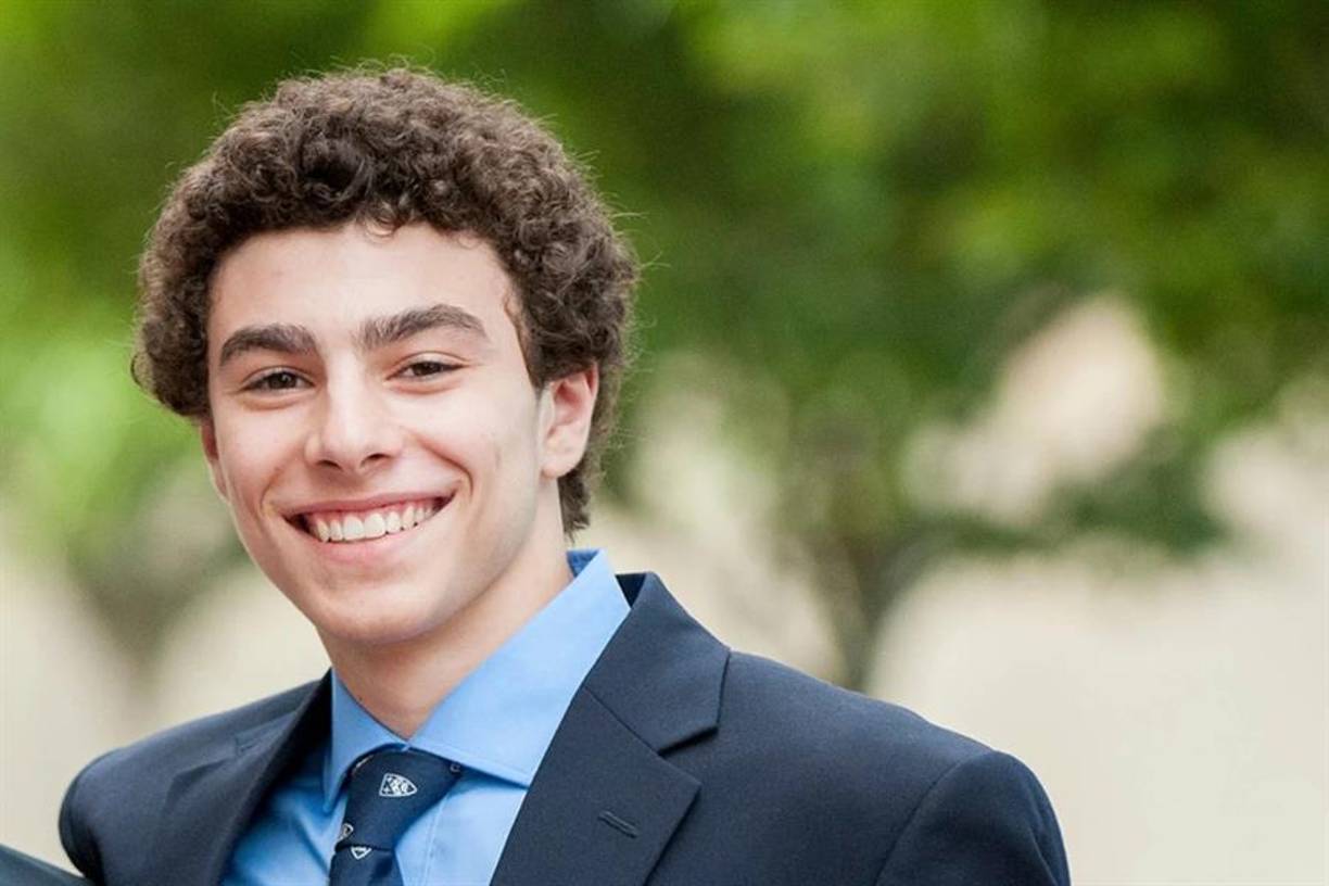 Mucho antes de estos hechos, Mangione fue el estudiante con mejores calificaciones de su promoción en el prestigioso instituto Gilman School de Baltimore, y en 2020 se graduó en ciencias de la computación con especialización en matemáticas por la Universidad de Pensilvania, una de las exclusivas “Ivy League”. Allí formaba parte de Etta Kappa Nu, una sociedad académica que admite cada año a un número muy limitado de estudiantes, según el New York Times.