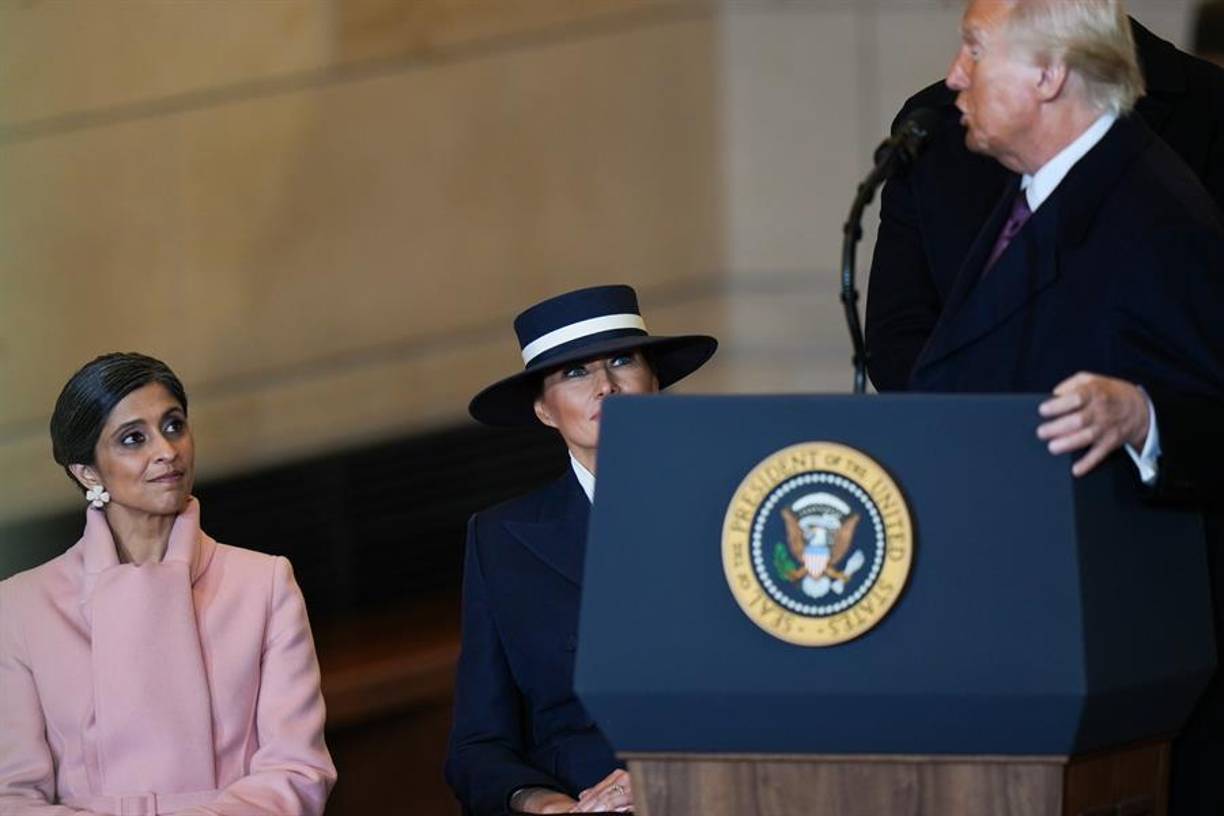 Trump le dio unas palabras de agradecimiento y destacó su “increíble inteligencia”, durante uno de sus discursos tras la investidura.