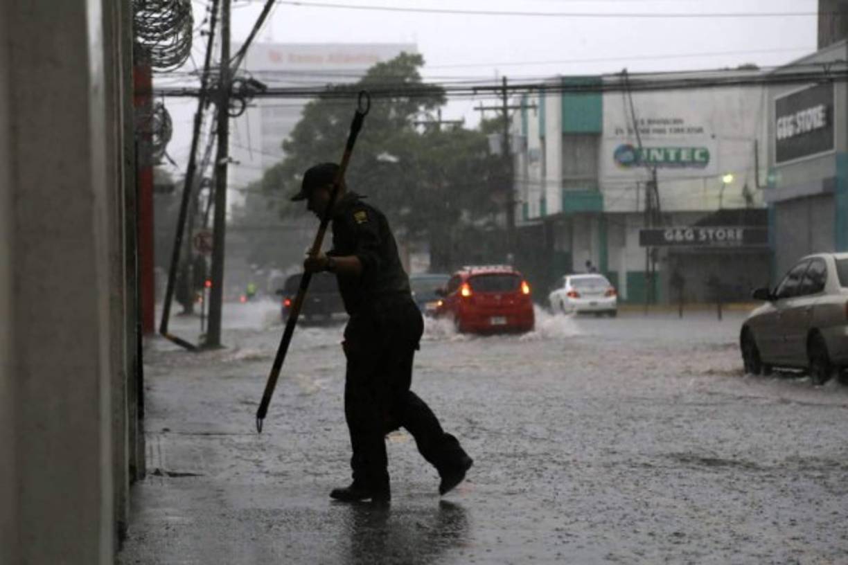 La tormenta se registró a las 2:30 de la tarde de este domingo.