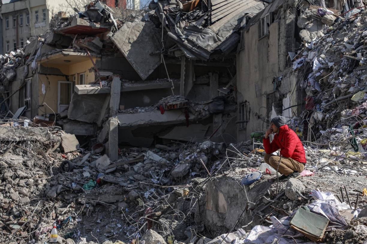 Al menos un edificio ya a medio colapsar se desplomó entero y cascotes de otros dañaron coches aparcados.