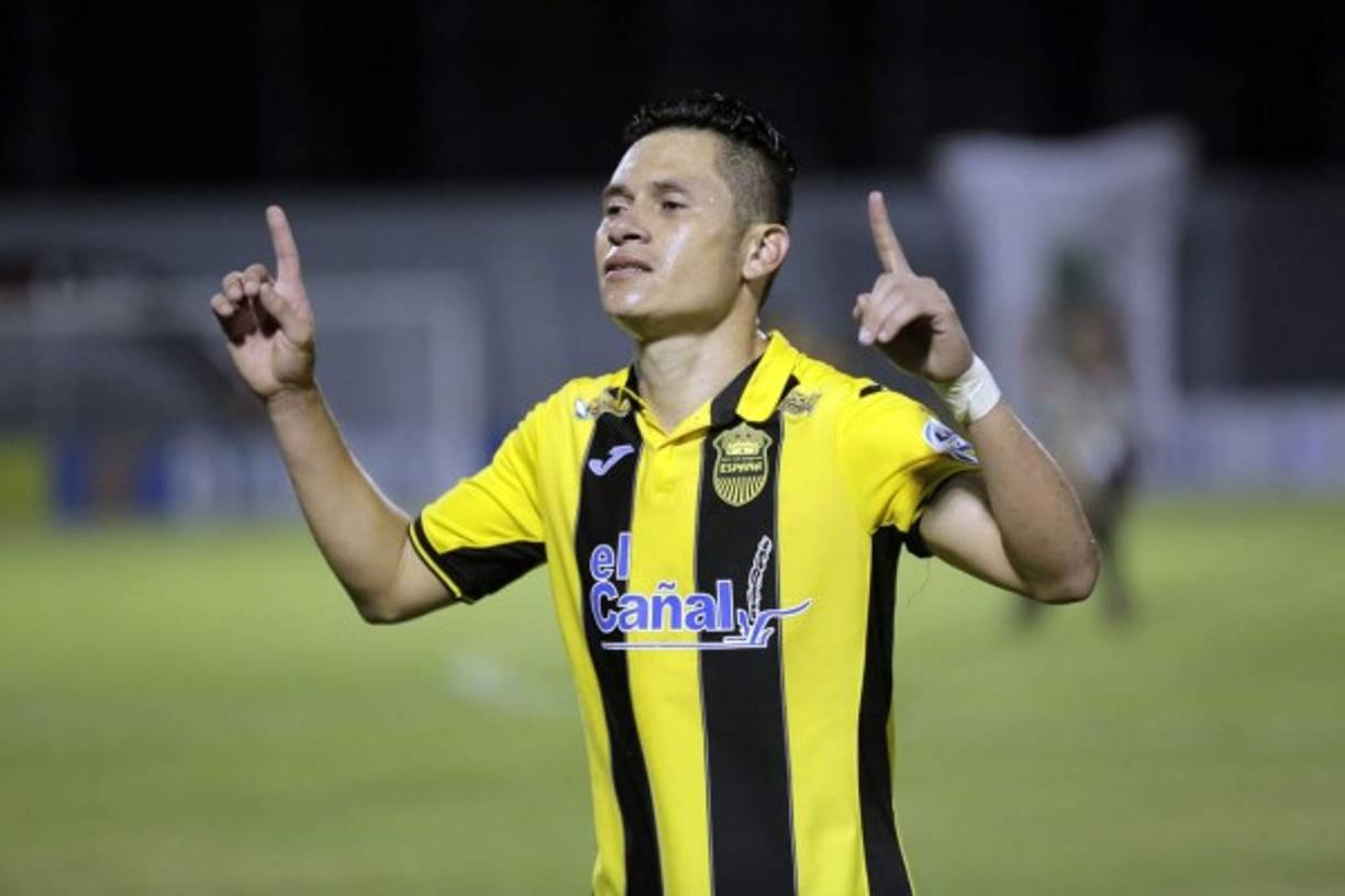 Jairo Puerto agradeciendo a Dios por la victoria contra el Marathón.