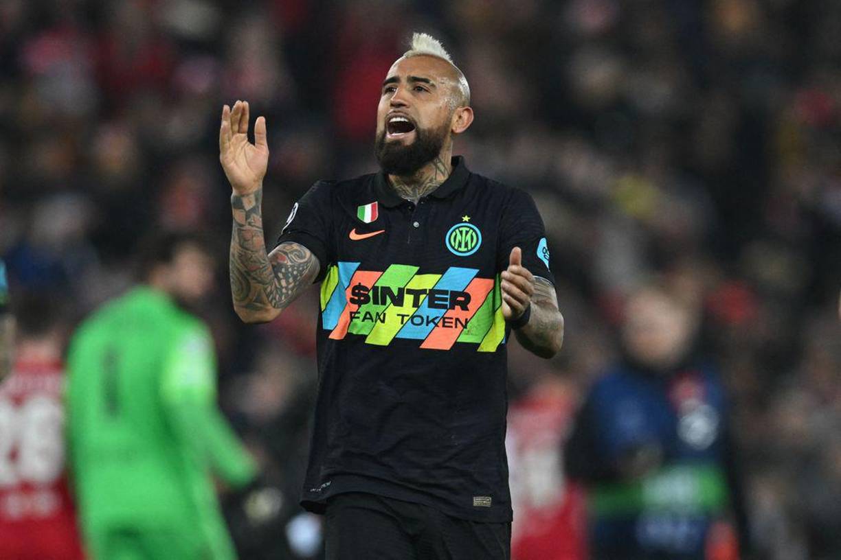 Arturo Vidal no entra en los planes del Inter. El mediocentro chileno estaría negociando la rescisión de su contrato y según publica Tuttosport, el conjunto neroazurro estaría dispuesto a pagar 4 millones de euros para rescindir el voluminoso contrato del jugador internacional.