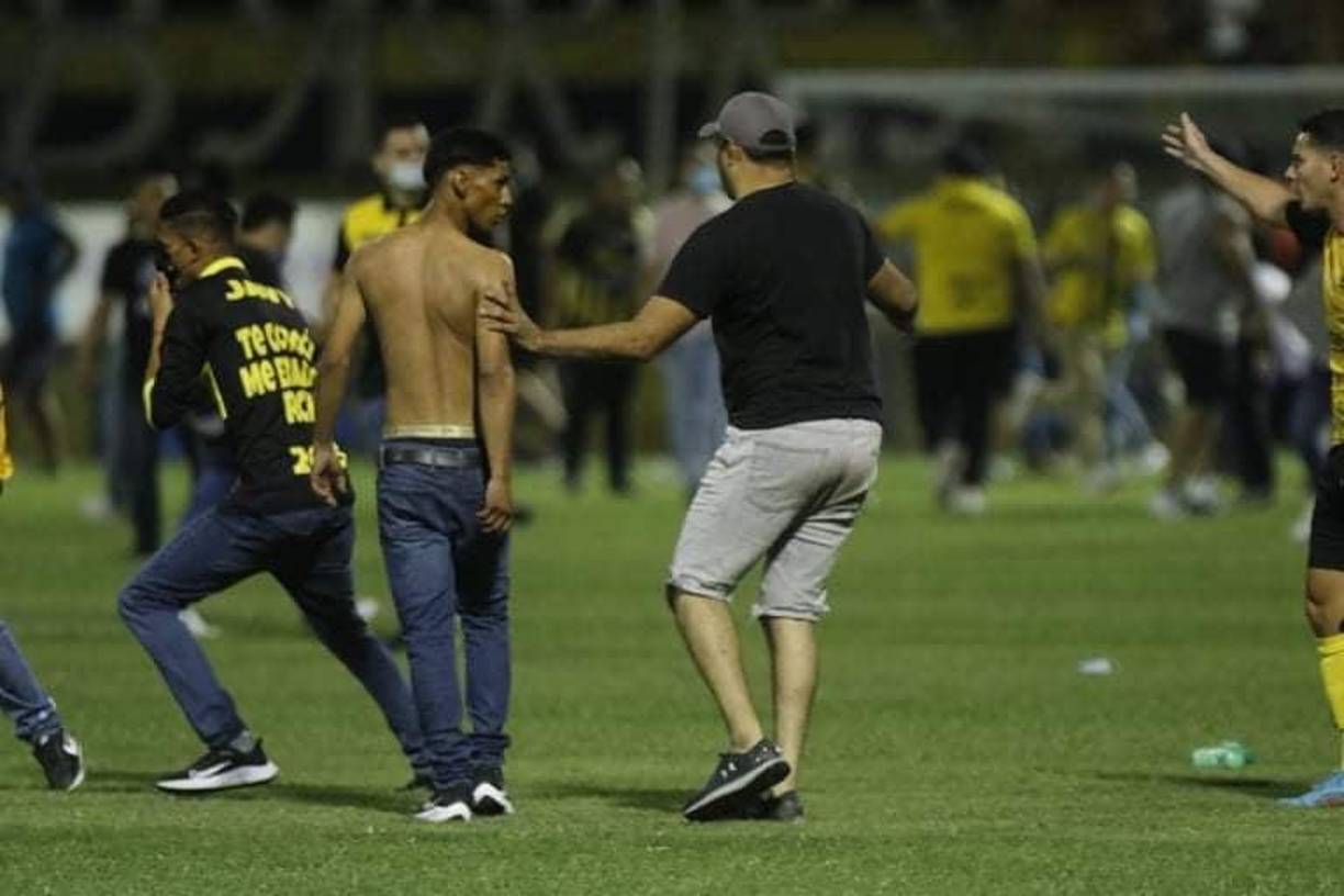 Los de la barra del Real España corrían con la misión de atacar a los del Marathón.