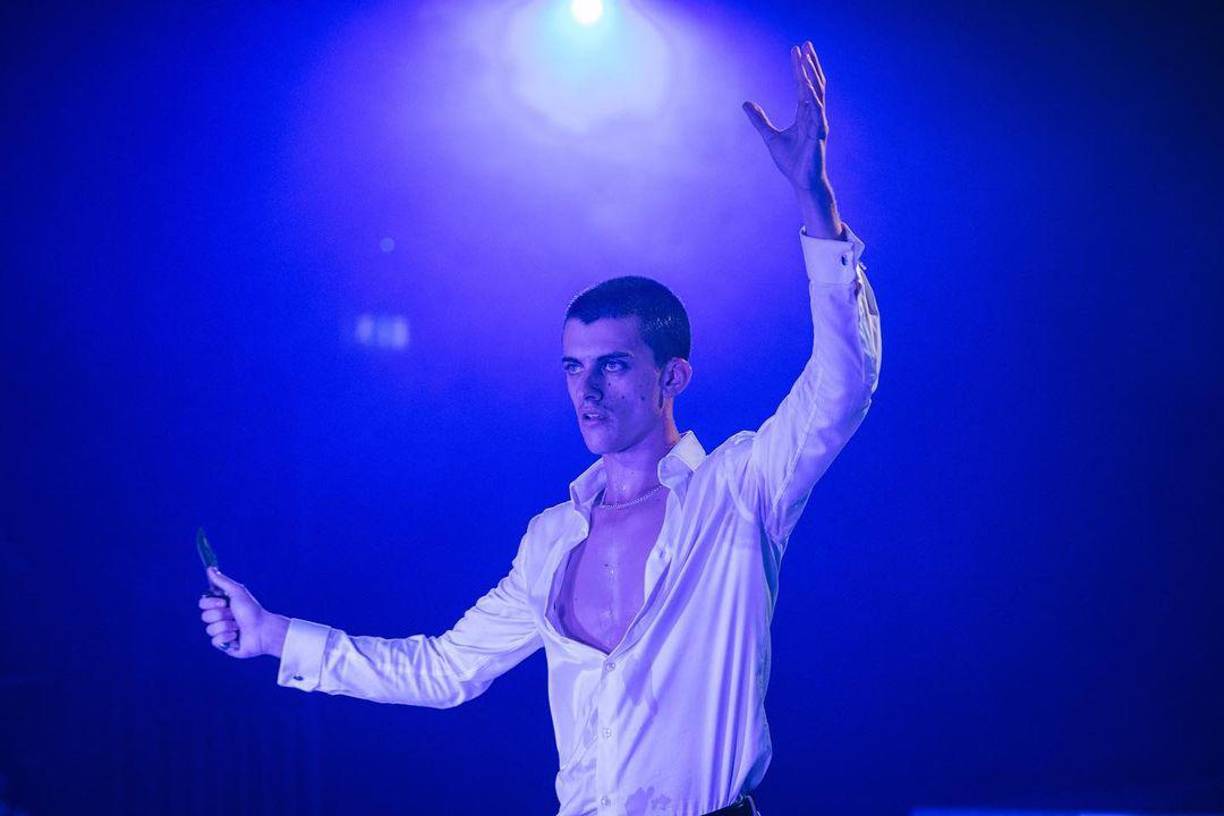 Jake Dunn nació en Londres, Inglaterra, el 12 de febrero del año 2000. Desde su juventud demostró interés por el teatro, involucrándose en producciones tanto escolares como locales. Su trayectoria laboral brilló en 2020 con su rol en la serie “Get Even”, en la que personificó a Christopher. 