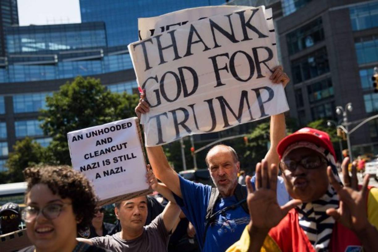 El presidente Donald Trump, que durante la campaña electoral recibió el apoyo de prominentes supremacistas blancos, se limitó a culpar a 'ambas partes' por los disturbios raciales en Charlottesville, pese a la violencia de los militantes de extrema derecha, algunos de los cuales llevaban gorros o camisetas con la imagen del magnate.