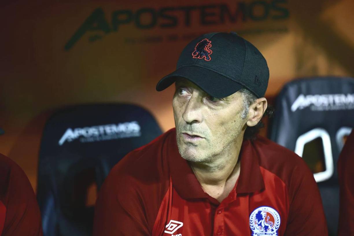 Pedro Troglio se volvió a sentar en el banquillo del Olimpia después de cumplir su castigo.