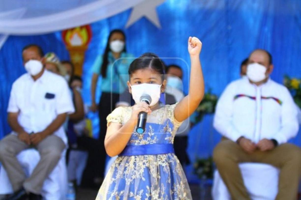 Aunque esta celebración fue atípica porque se realizó en medio de la pandemia, los niños estuvieron presentes derrochando ternura. Esta pequeñita de Santa Barbará se lució en su presentación. <br/>