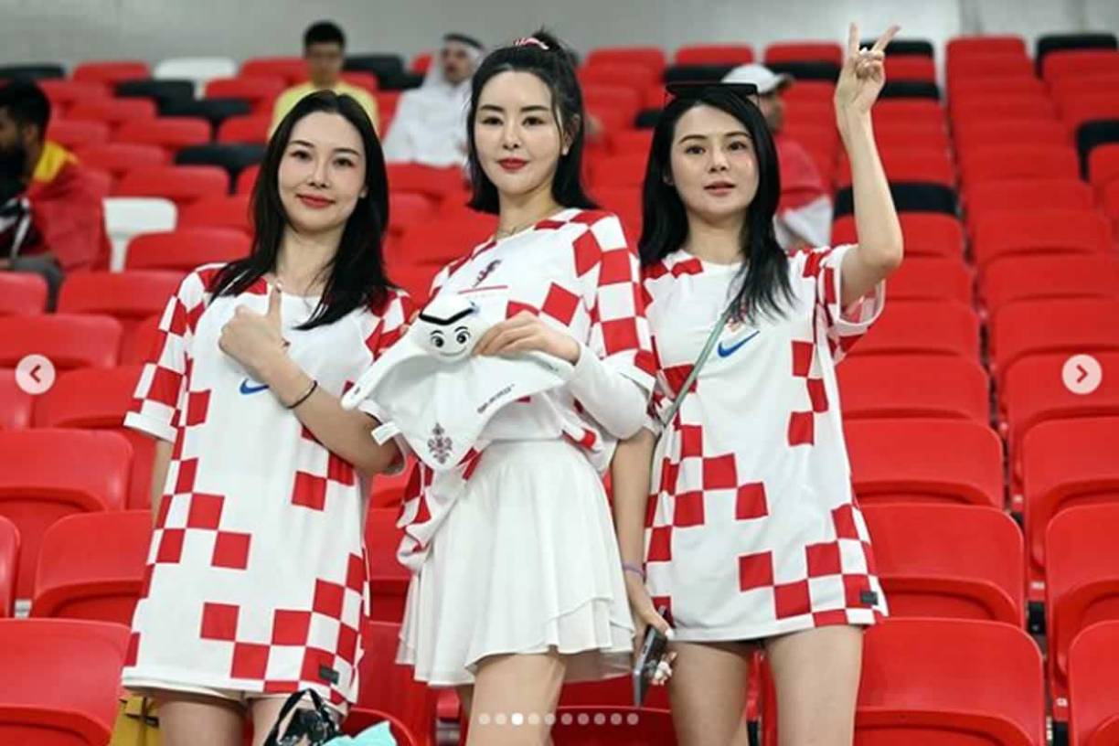 Aficionadas de otros países apoyaron a la selección de Croacia en el estadio Ahmad Bin Ali en Rayán.